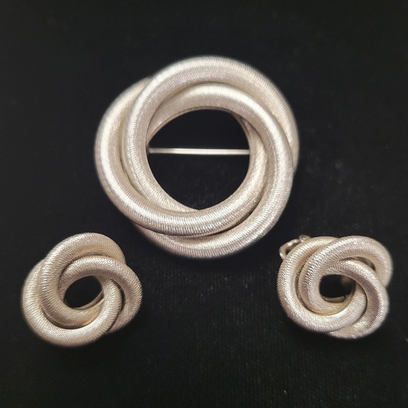 Sarah Coventry Jewelry - Vintage SARAH COVENTRY Signed Silver Tone Circle Love Knot Brooch‎ & Earrings